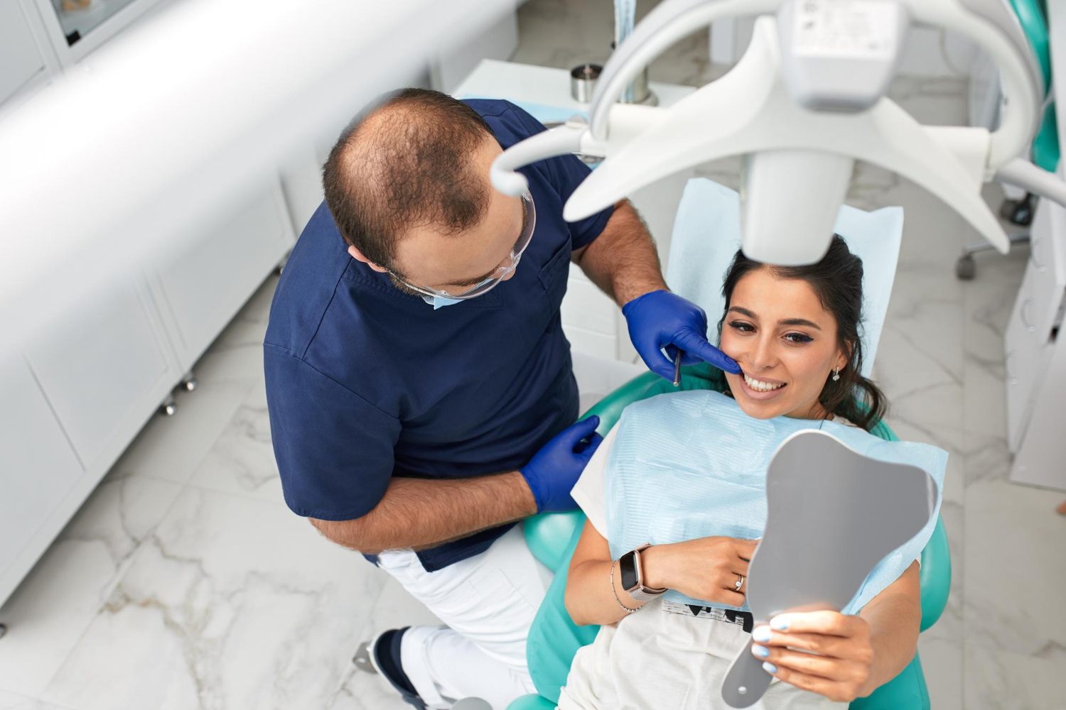 Como é a aplicação das lentes de contato dental?